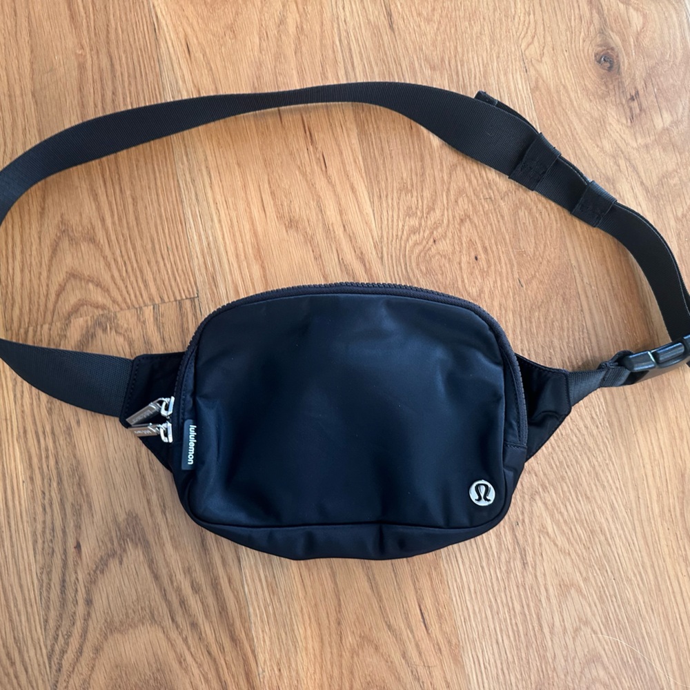 Large Lululemon Belt Bag NWOT